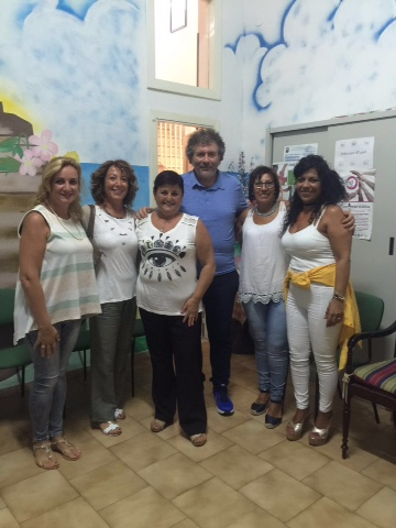 Don Ermanno con le volontarie di Casa Rosanna a Torre del Greco