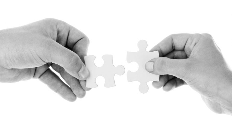 hands-holding-jigsaw